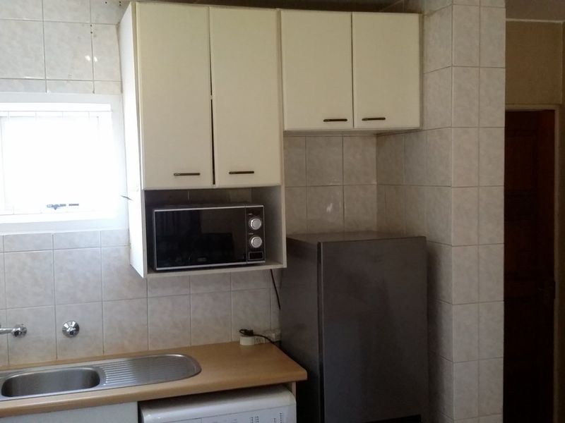 Sunny maintained home with 2 gardens, 2 pools and very pet friendly - Photo 7