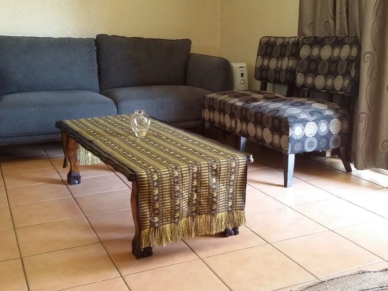 Sunny maintained home with 2 gardens, 2 pools and very pet friendly - Photo 3