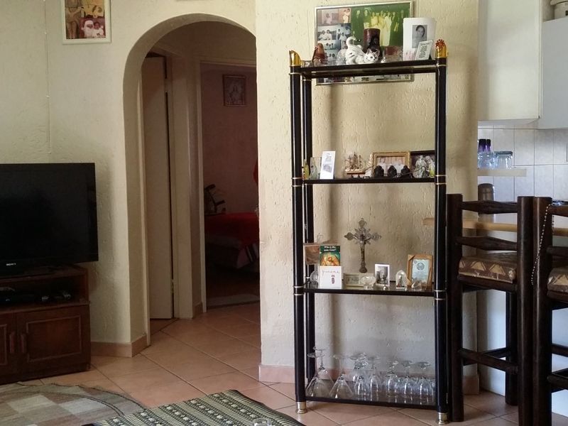 Sunny maintained home with 2 gardens, 2 pools and very pet friendly - Photo 1
