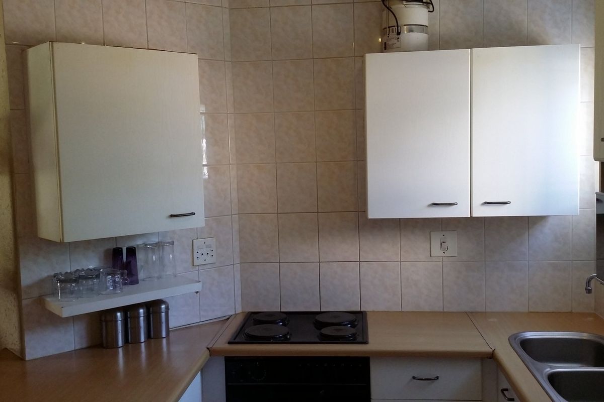 Sunny maintained home with 2 gardens, 2 pools and very pet friendly - Photo 5