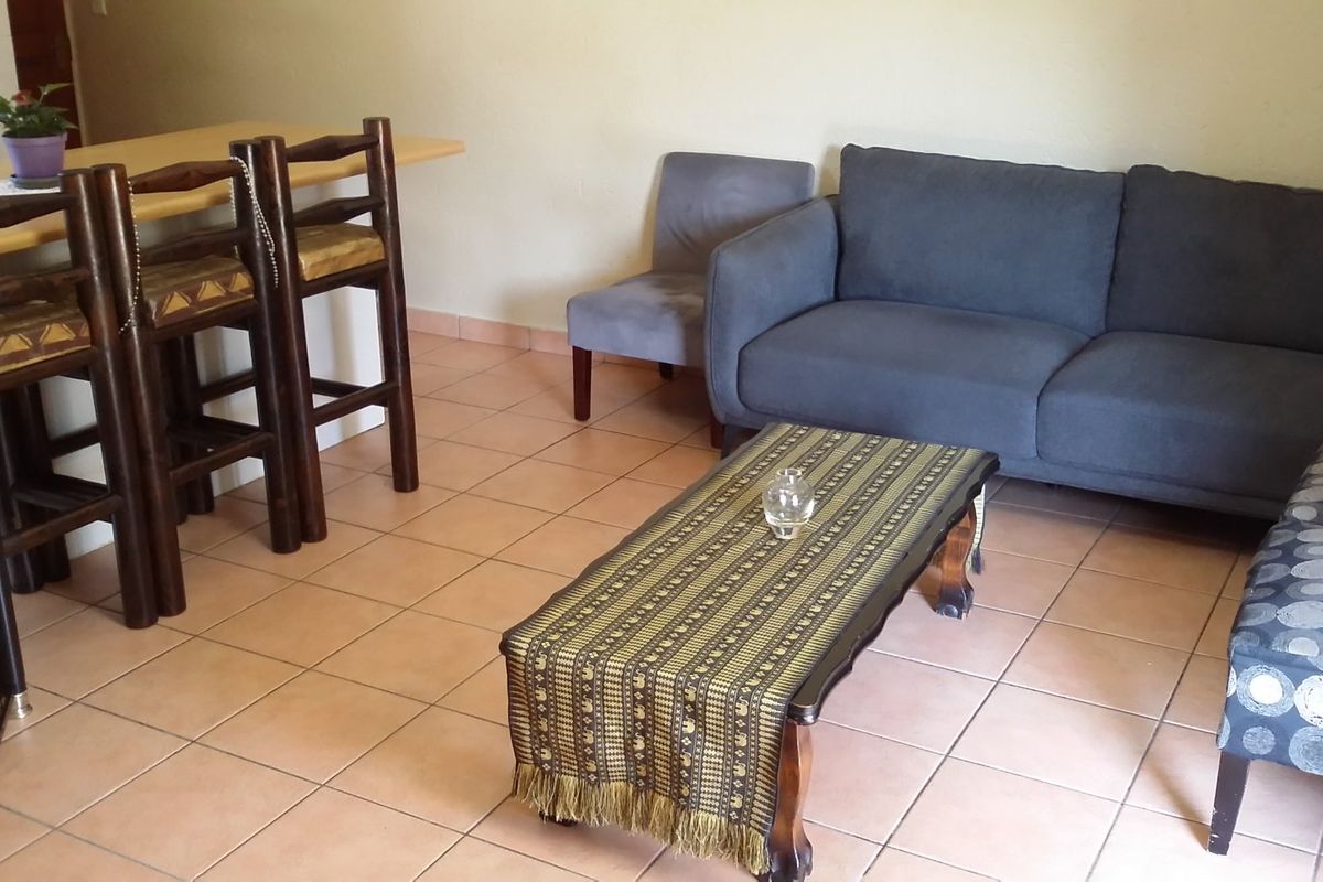 Sunny maintained home with 2 gardens, 2 pools and very pet friendly - Photo 2