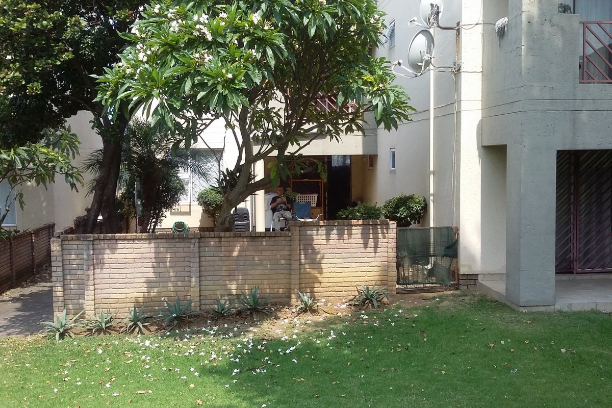 Charming apartment with private garden, swimming pools and large communal gardens  - Photo 3