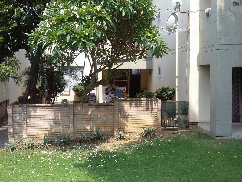 Charming apartment with private garden, swimming pools and large communal gardens  - Photo 3