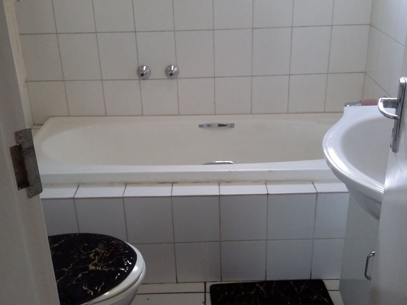 Charming apartment with private garden, swimming pools and large communal gardens  - Photo 8