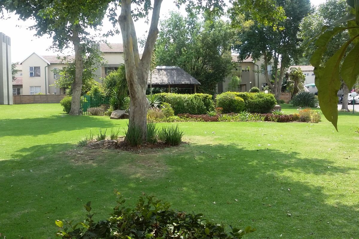 Charming apartment with private garden, swimming pools and large communal gardens  - Photo 2