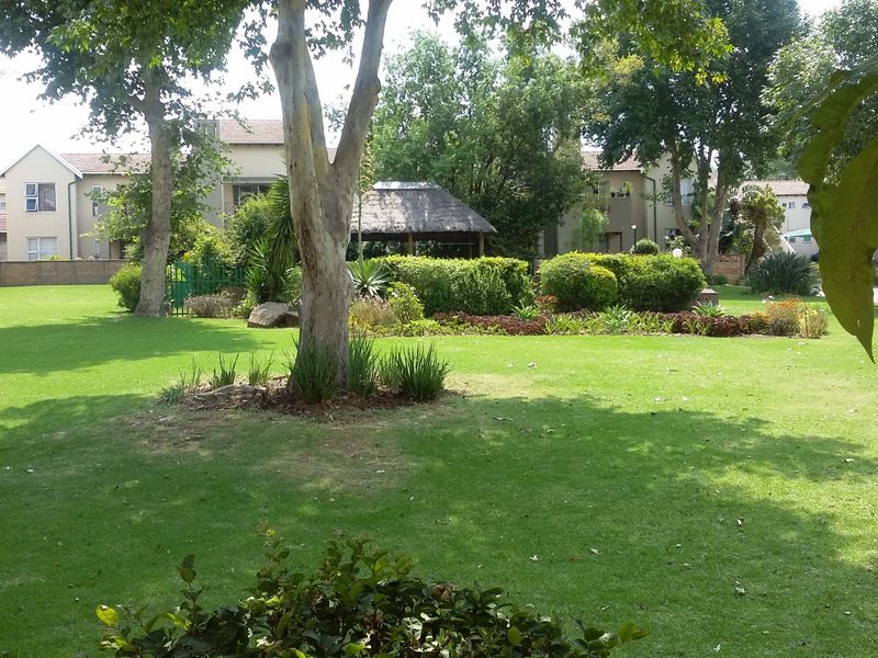 Charming apartment with private garden, swimming pools and large communal gardens  - Photo 2