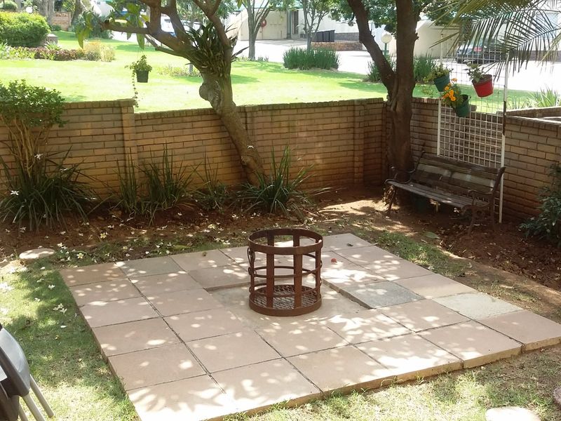 Charming apartment with private garden, swimming pools and large communal gardens  - Photo 1