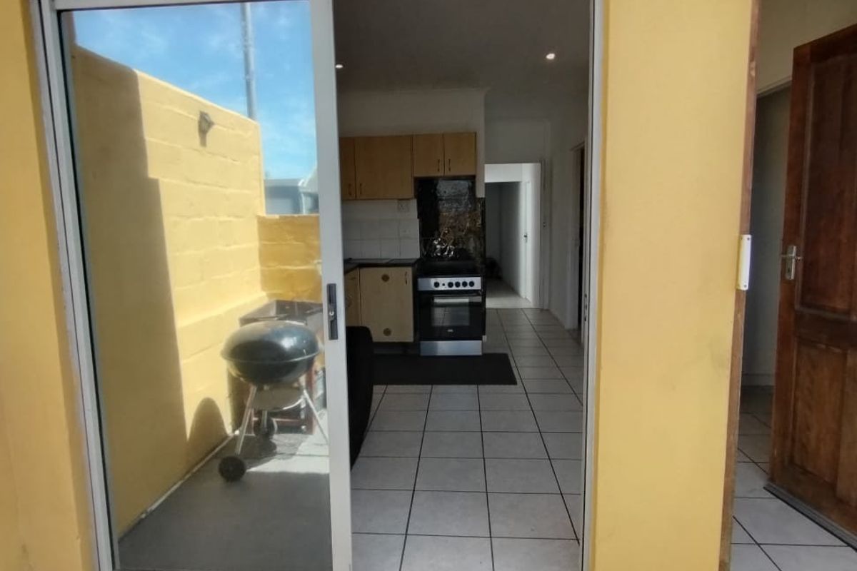 SOLE EXCLUSIVE MANDATE - 4 BEDROOMED HOUSE IN QUIET CLOSE - PELICAN PARK - Photo 2