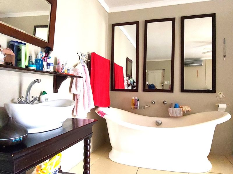 Charming Coastal Living in Sought-After Bonza Bay - Photo 2