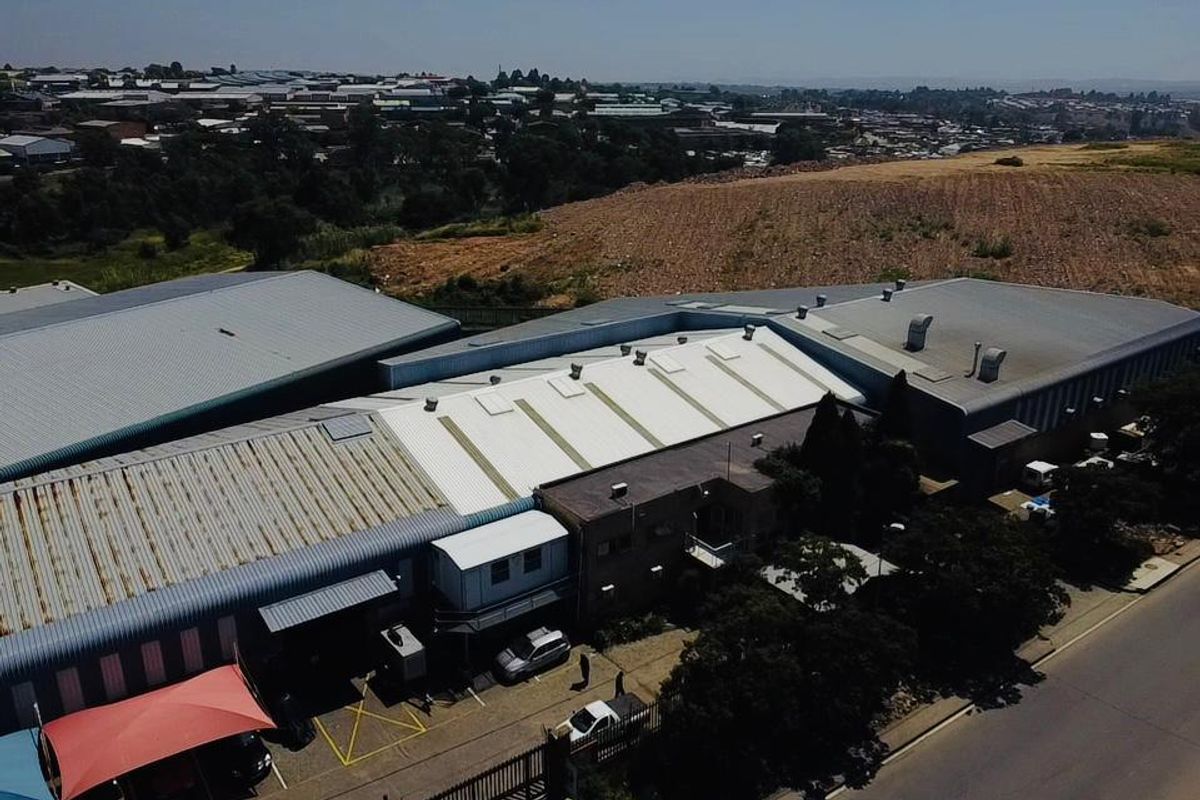 2,728m2 Industrial Facility with 3 Entrances | 200 Amps Power | For Sale - Photo 2