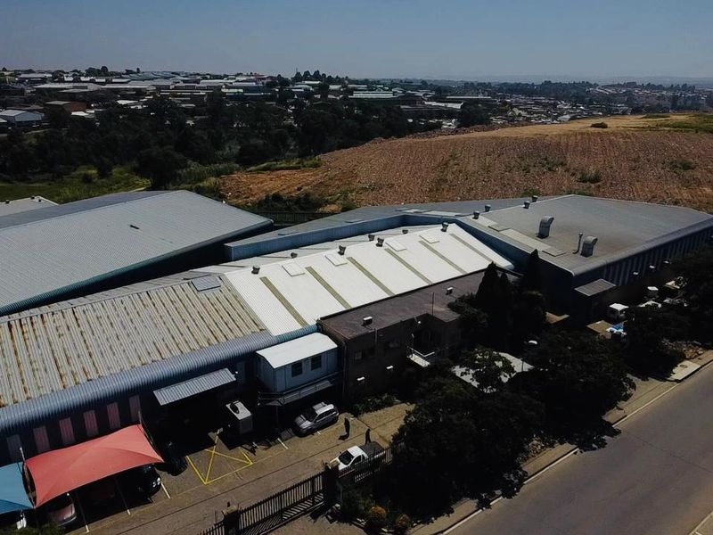 2,728m2 Industrial Facility with 3 Entrances | 200 Amps Power | For Sale - Photo 2