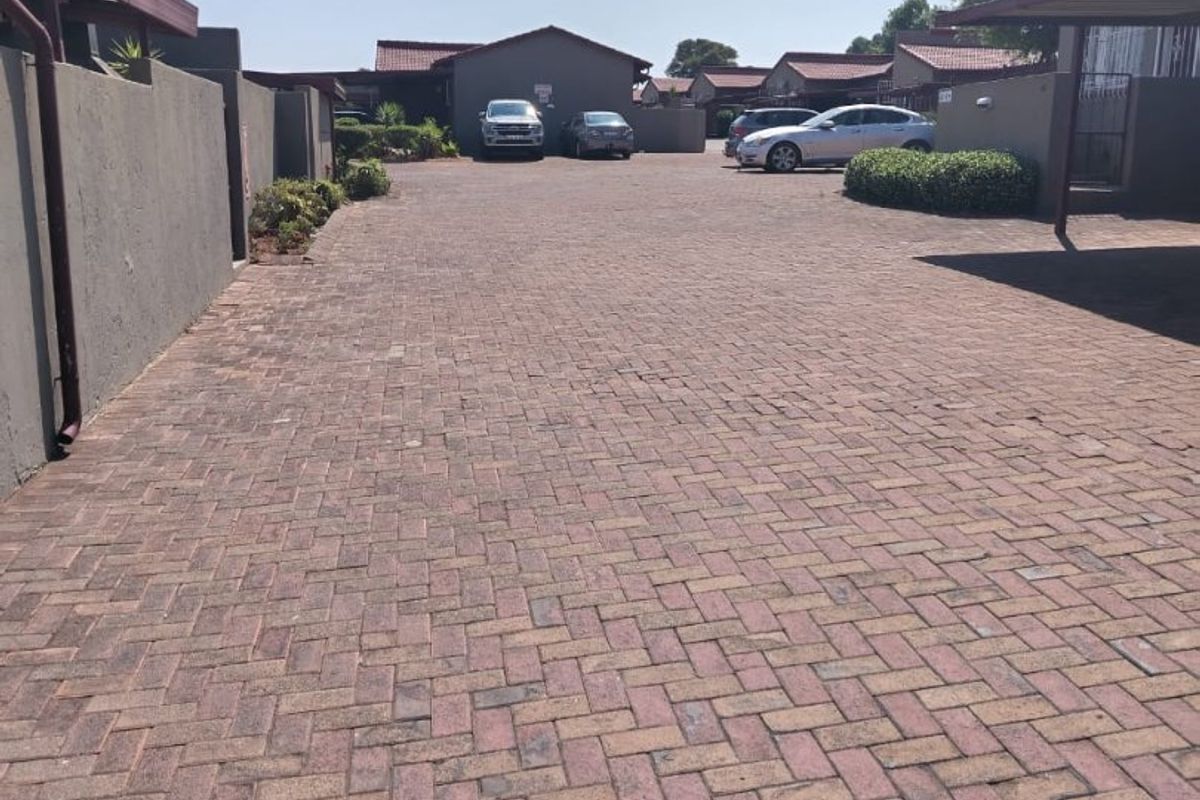 3 BEDROOM FOR SALE IN GEORGINIA ROODEPOORT  - Photo 4