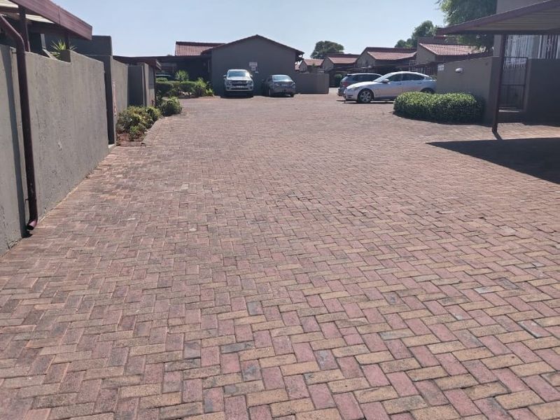 3 BEDROOM FOR SALE IN GEORGINIA ROODEPOORT  - Photo 4