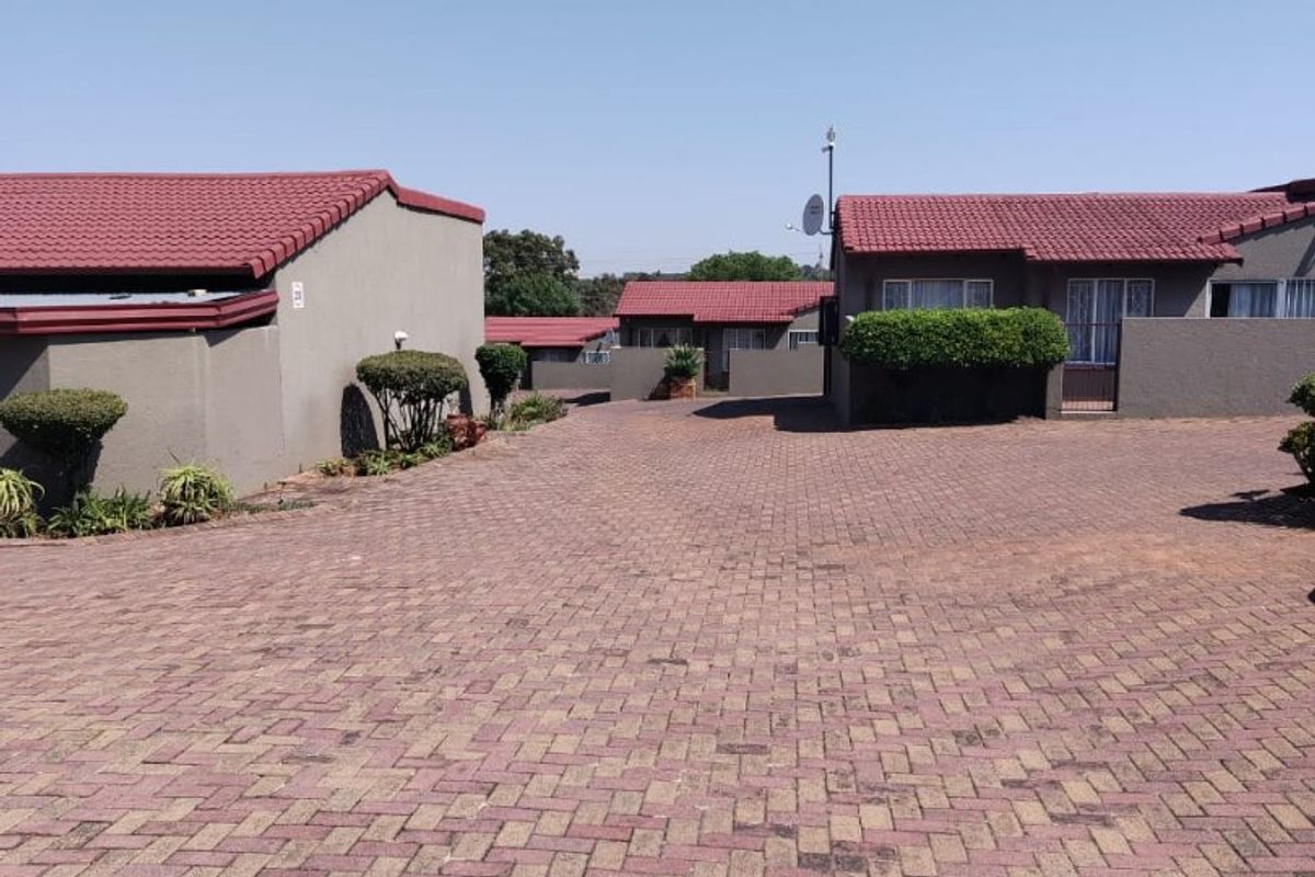 3 BEDROOM FOR SALE IN GEORGINIA ROODEPOORT  - Photo 2