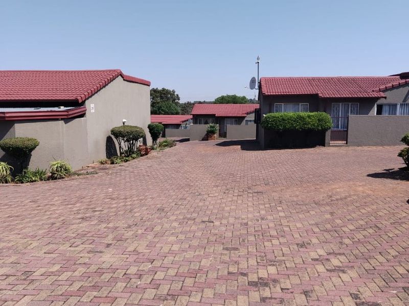 3 BEDROOM FOR SALE IN GEORGINIA ROODEPOORT  - Photo 2