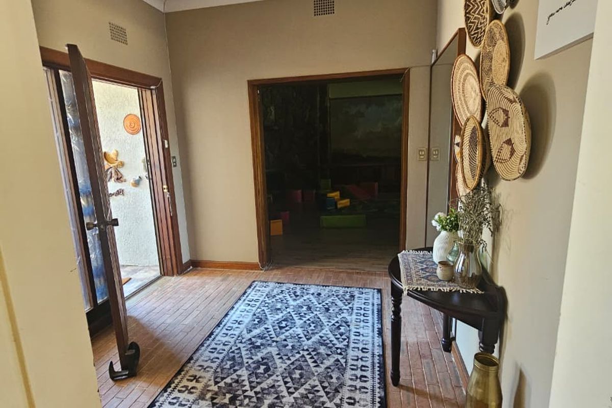 Rare Space, Sun-Filled Living & Exceptional Opportunity in Irene Park / Awesome opportunity for Air b@b - Photo 4