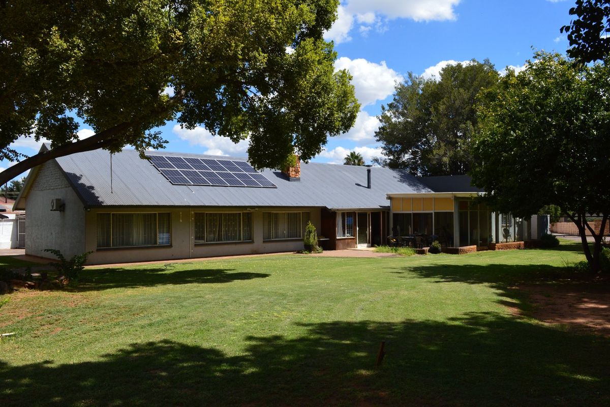 Rare Space, Sun-Filled Living & Exceptional Opportunity in Irene Park / Awesome opportunity for Air b@b - Photo 2