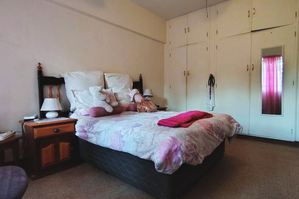 Neat 2 Bedroom Apartment with Garage and Storeroom  - Photo 5