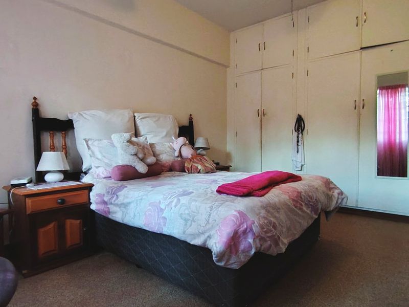 Neat 2 Bedroom Apartment with Garage and Storeroom  - Photo 5