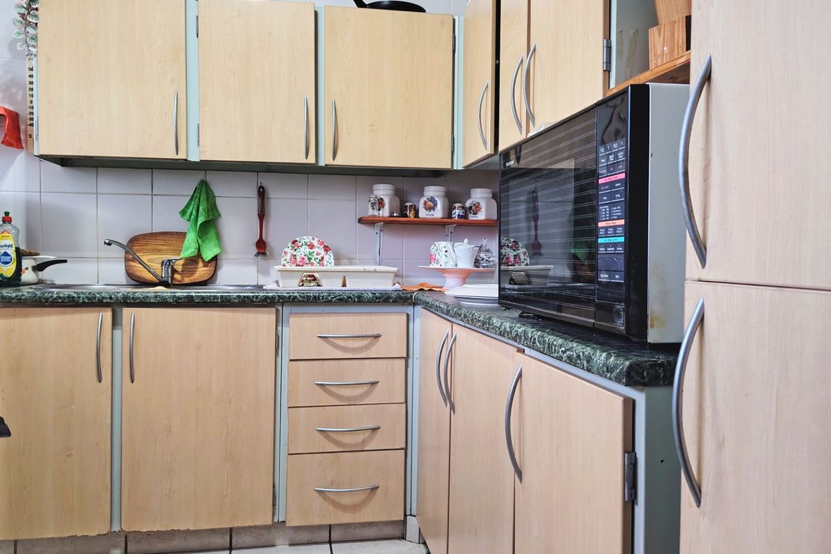 Neat 2 Bedroom Apartment with Garage and Storeroom  - Photo 2