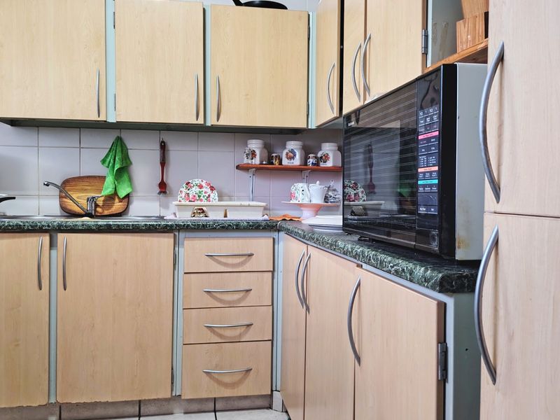 Neat 2 Bedroom Apartment with Garage and Storeroom  - Photo 2