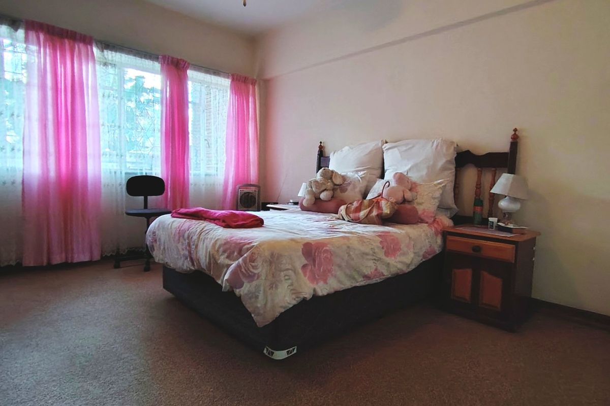 Neat 2 Bedroom Apartment with Garage and Storeroom  - Photo 4