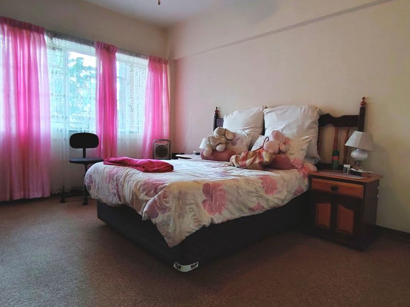 Neat 2 Bedroom Apartment with Garage and Storeroom  - Photo 4