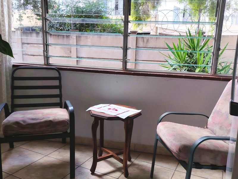 Neat 2 Bedroom Apartment with Garage and Storeroom  - Photo 10