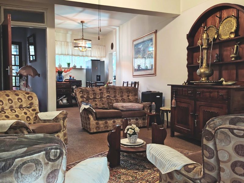 Neat 2 Bedroom Apartment with Garage and Storeroom  - Photo 9