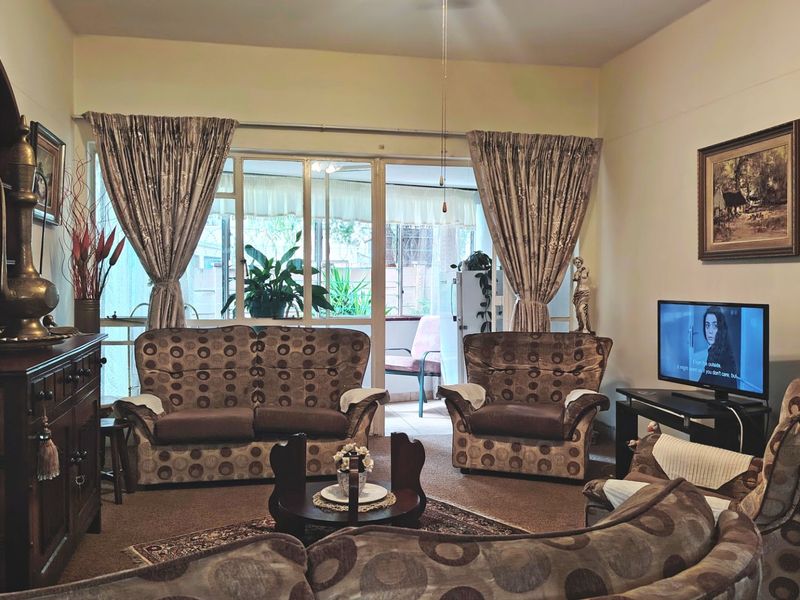 Neat 2 Bedroom Apartment with Garage and Storeroom  - Photo 8