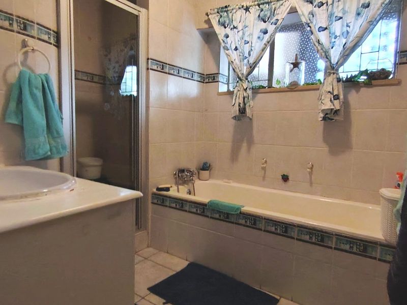 Neat 2 Bedroom Apartment with Garage and Storeroom  - Photo 7