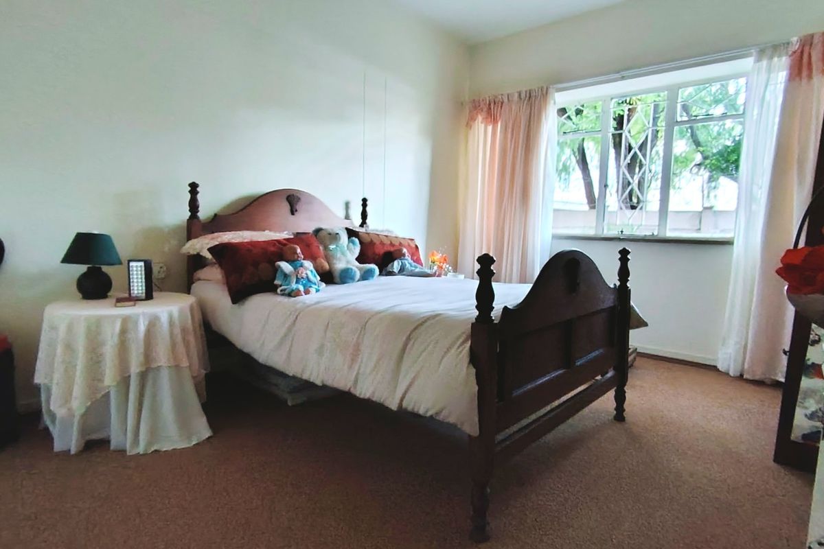 Neat 2 Bedroom Apartment with Garage and Storeroom  - Photo 3