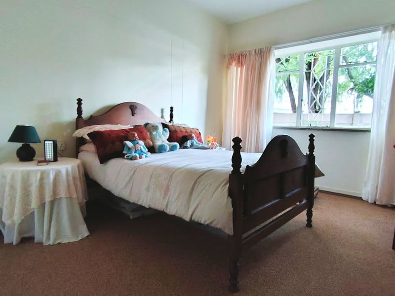 Neat 2 Bedroom Apartment with Garage and Storeroom  - Photo 3