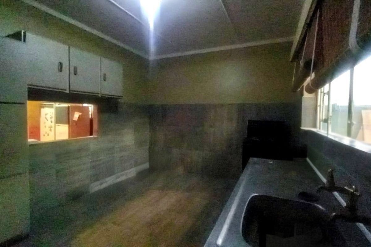 Spacious Family Home with Flatlet  - Photo 5