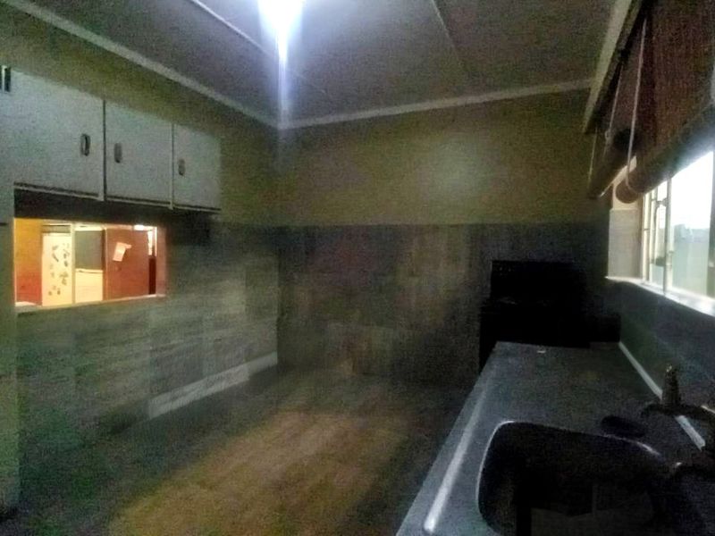 Spacious Family Home with Flatlet  - Photo 5