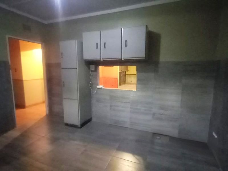 Spacious Family Home with Flatlet  - Photo 9