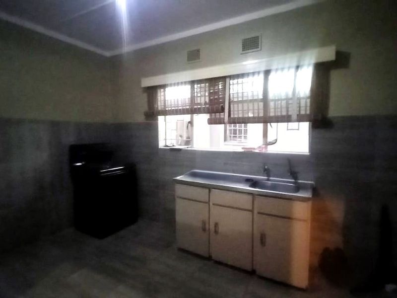 Spacious Family Home with Flatlet  - Photo 8