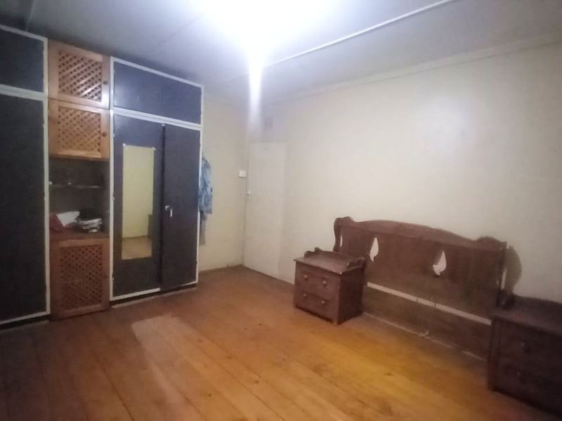 Spacious Family Home with Flatlet  - Photo 6