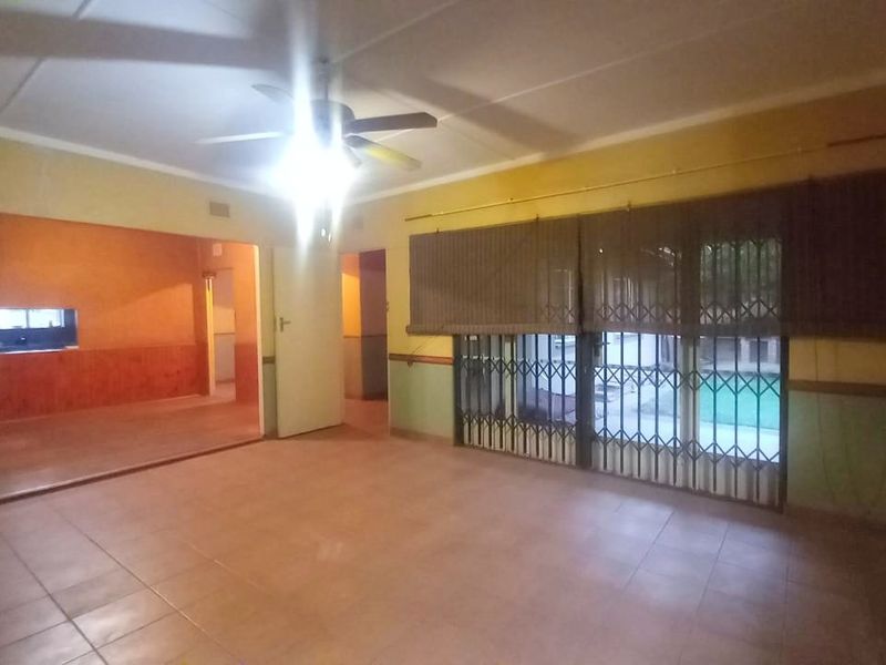 Spacious Family Home with Flatlet  - Photo 2