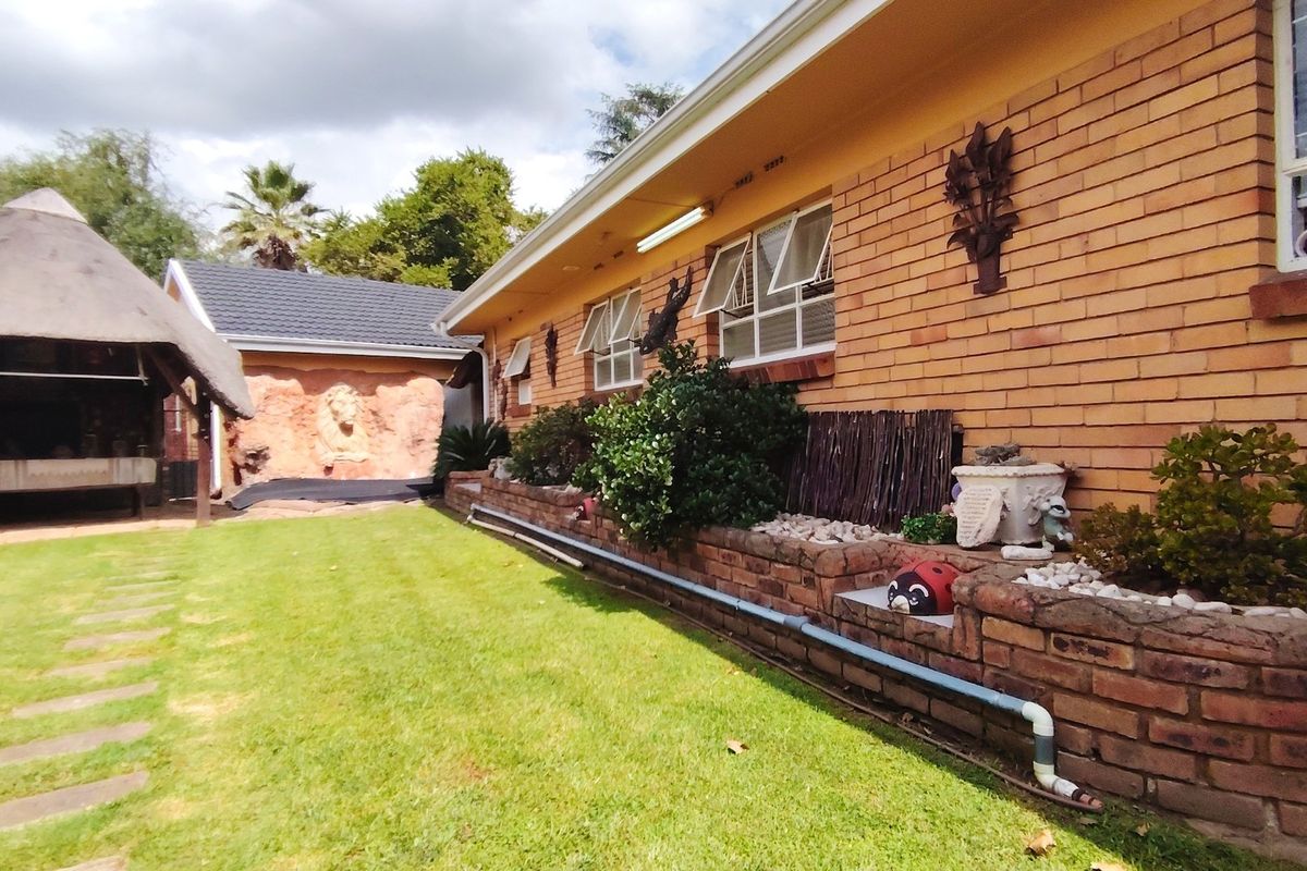 Neat three bedroom family home for sale in Rothdene - Photo 3