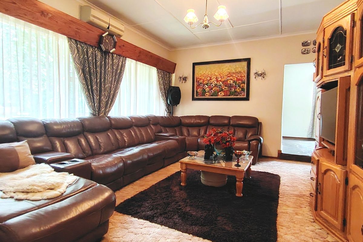 Neat three bedroom family home for sale in Rothdene - Photo 2