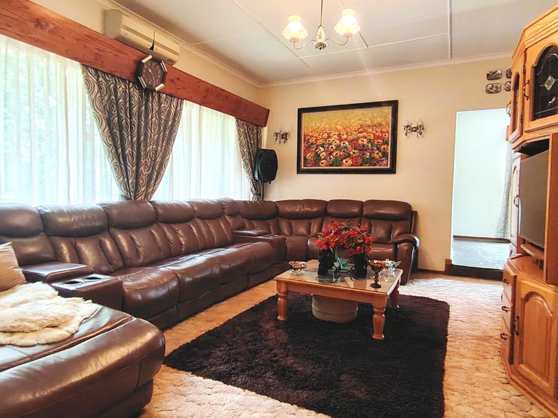 Neat three bedroom family home for sale in Rothdene - Photo 2