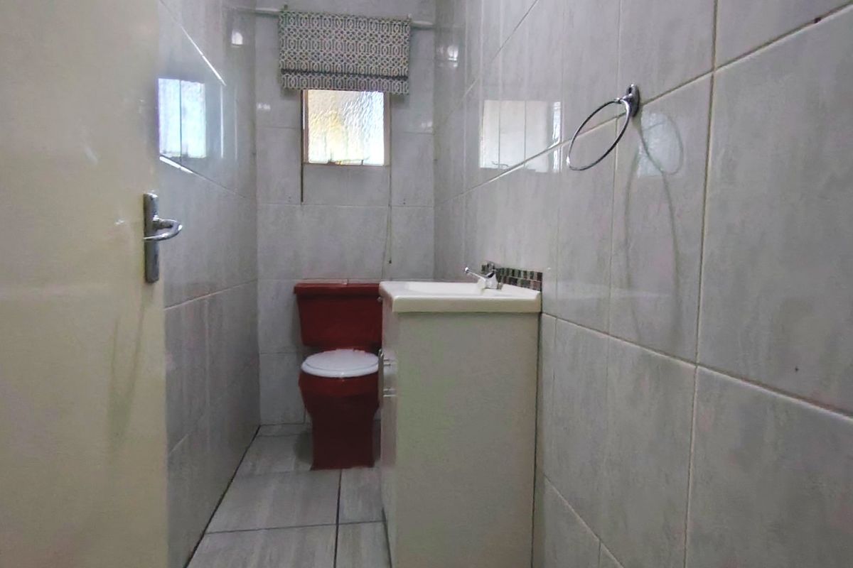 Neat three bedroom family home for sale in Rothdene - Photo 5