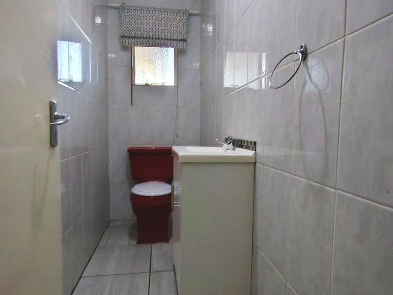 Neat three bedroom family home for sale in Rothdene - Photo 5