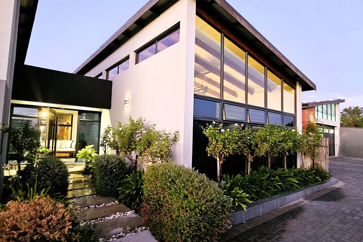 Stylish, Spacious Living on an Extra-Large Stand - Photo 2