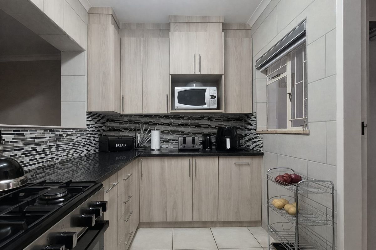 Charming Family Home with Pool & Fantastic Entertainment Area – Meiringspark, Klerksdorp - Photo 5