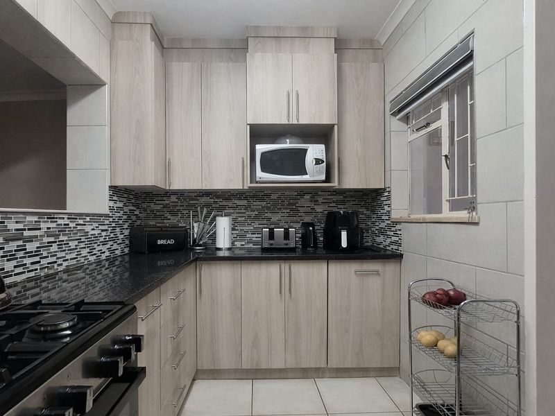 Charming Family Home with Pool & Fantastic Entertainment Area – Meiringspark, Klerksdorp - Photo 5