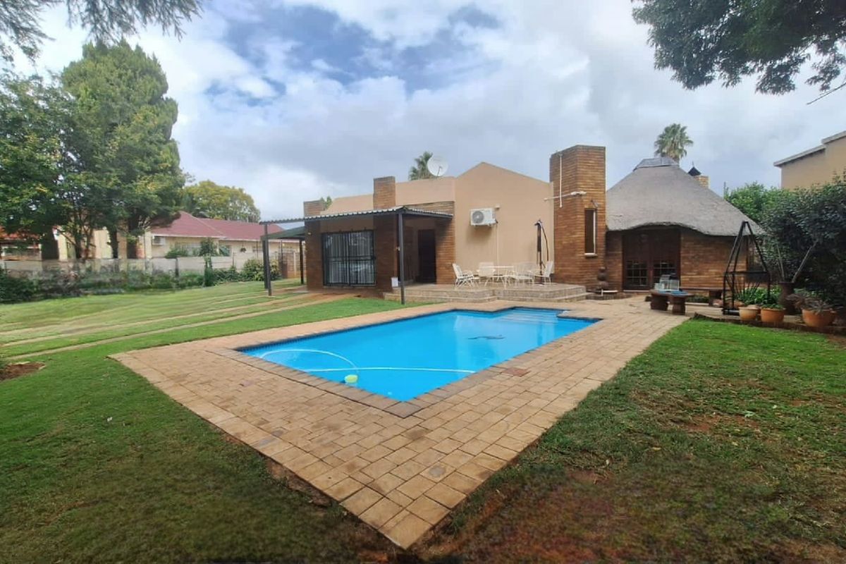 Charming Family Home with Pool & Fantastic Entertainment Area – Meiringspark, Klerksdorp - Photo 2