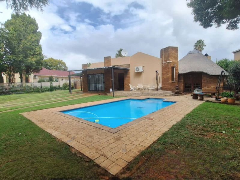 Charming Family Home with Pool & Fantastic Entertainment Area – Meiringspark, Klerksdorp - Photo 2