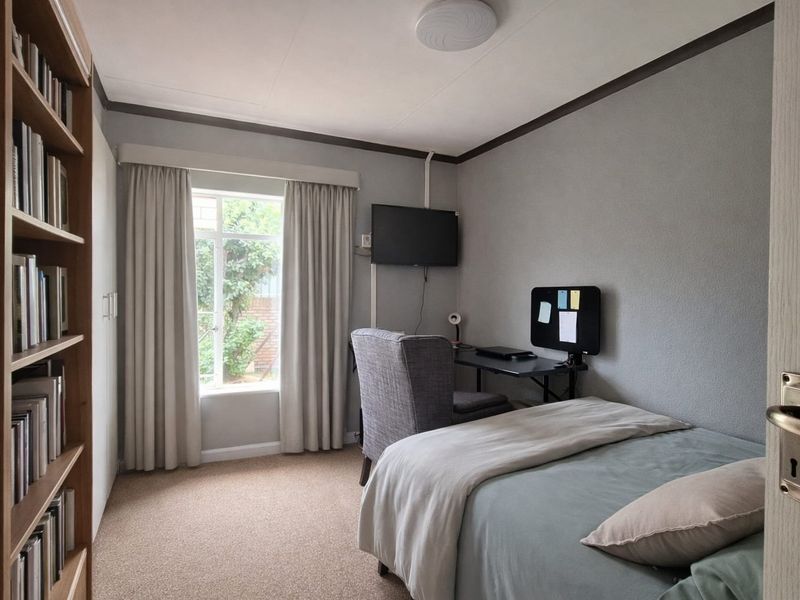 Charming Family Home with Pool & Fantastic Entertainment Area – Meiringspark, Klerksdorp - Photo 10